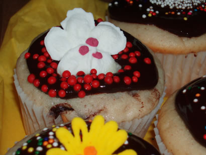 Flowery cupcake with smattering of pollen